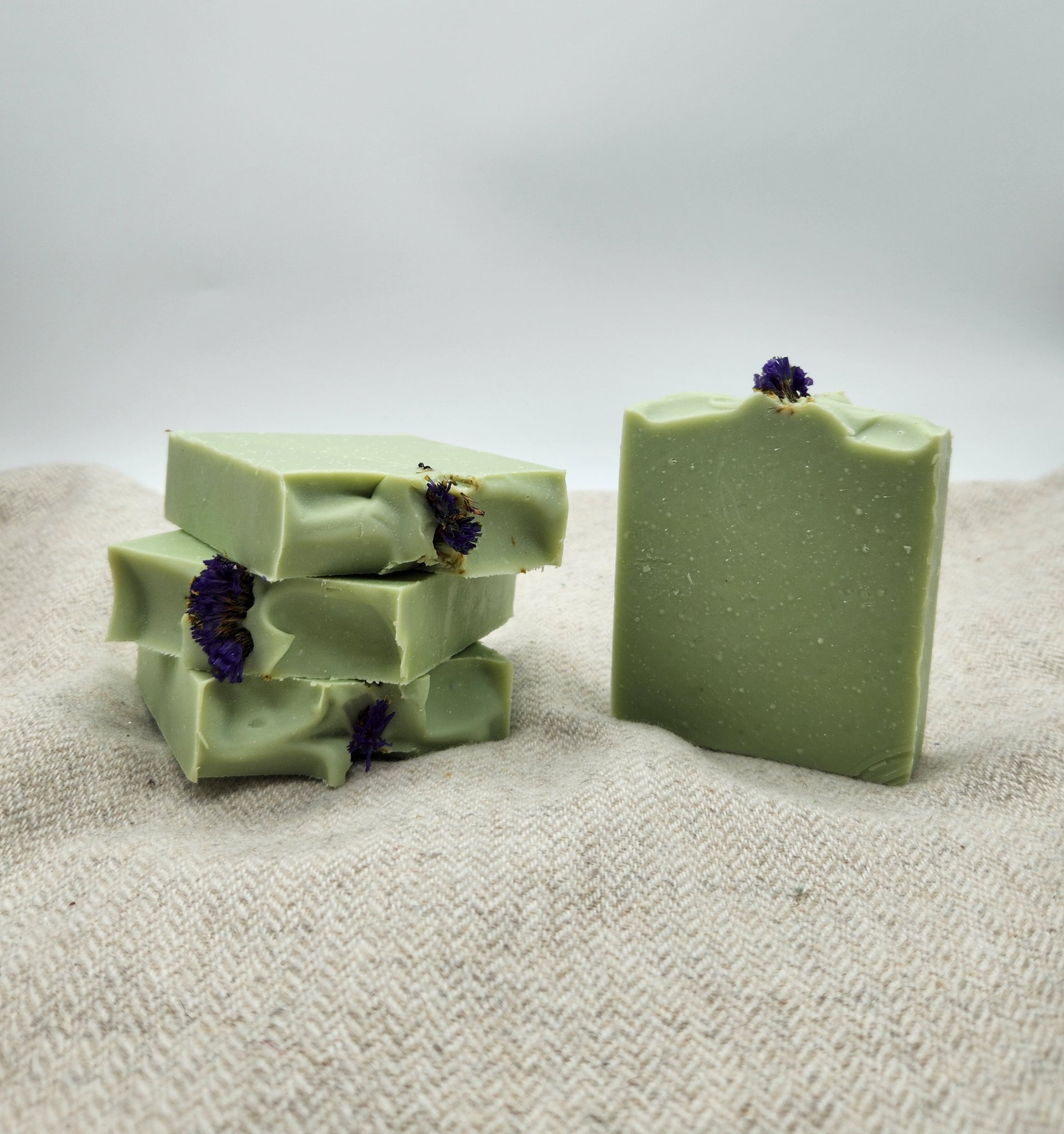 Savon avec huiles essentielles de camomille, ylang ylang et arbre a the